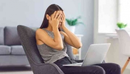 Ilustrasi perempuan mengalami stres sumber gambar klikdokter.com