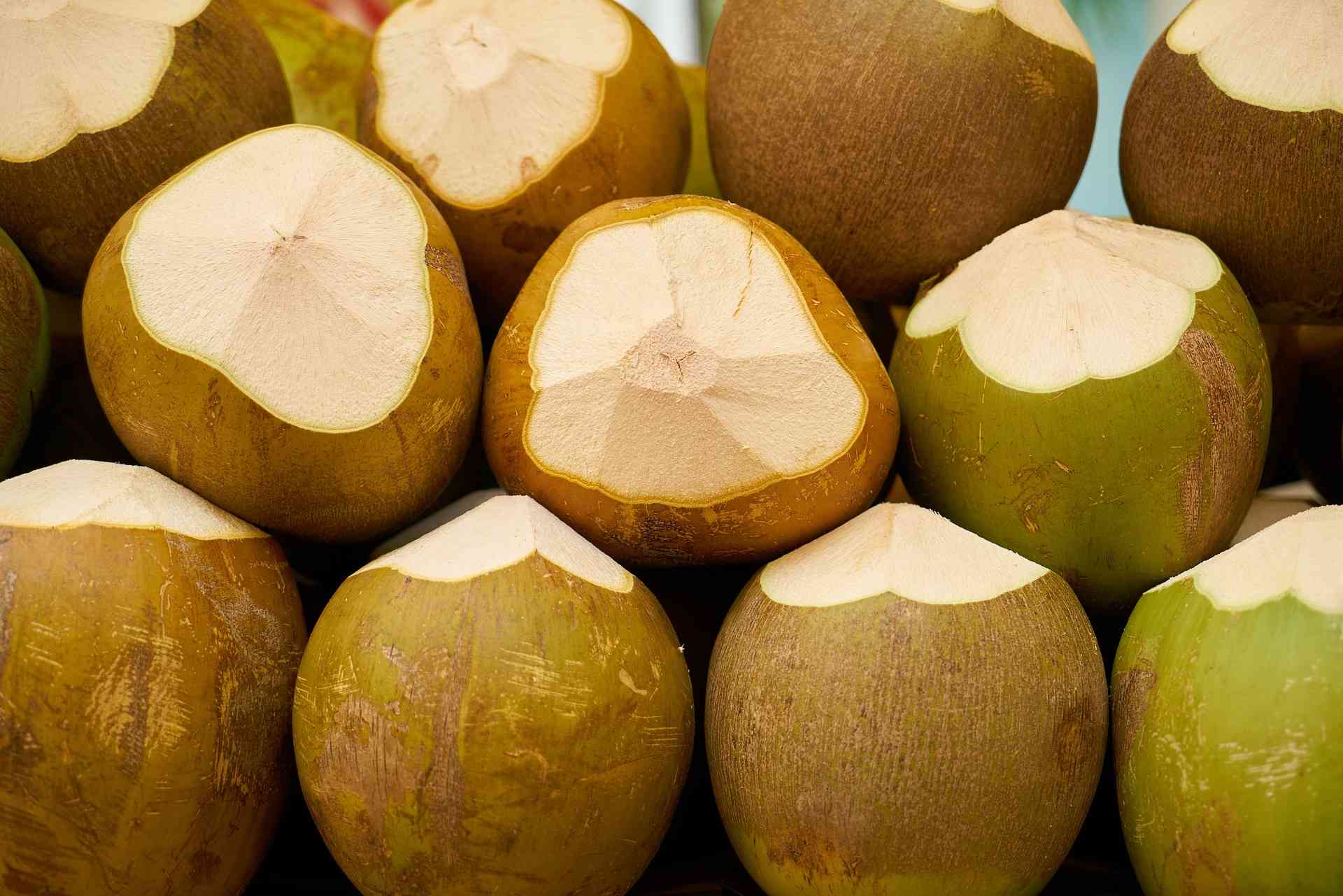 Kelapa muda. Lebih baik beli daripada buat sendiri. Sumber: Pixabay/Engin_Akyurt.