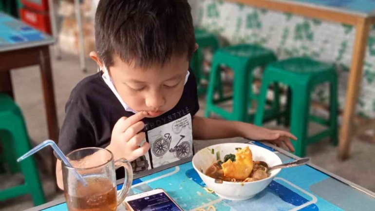 Anak kost makan di warung/Dokpri