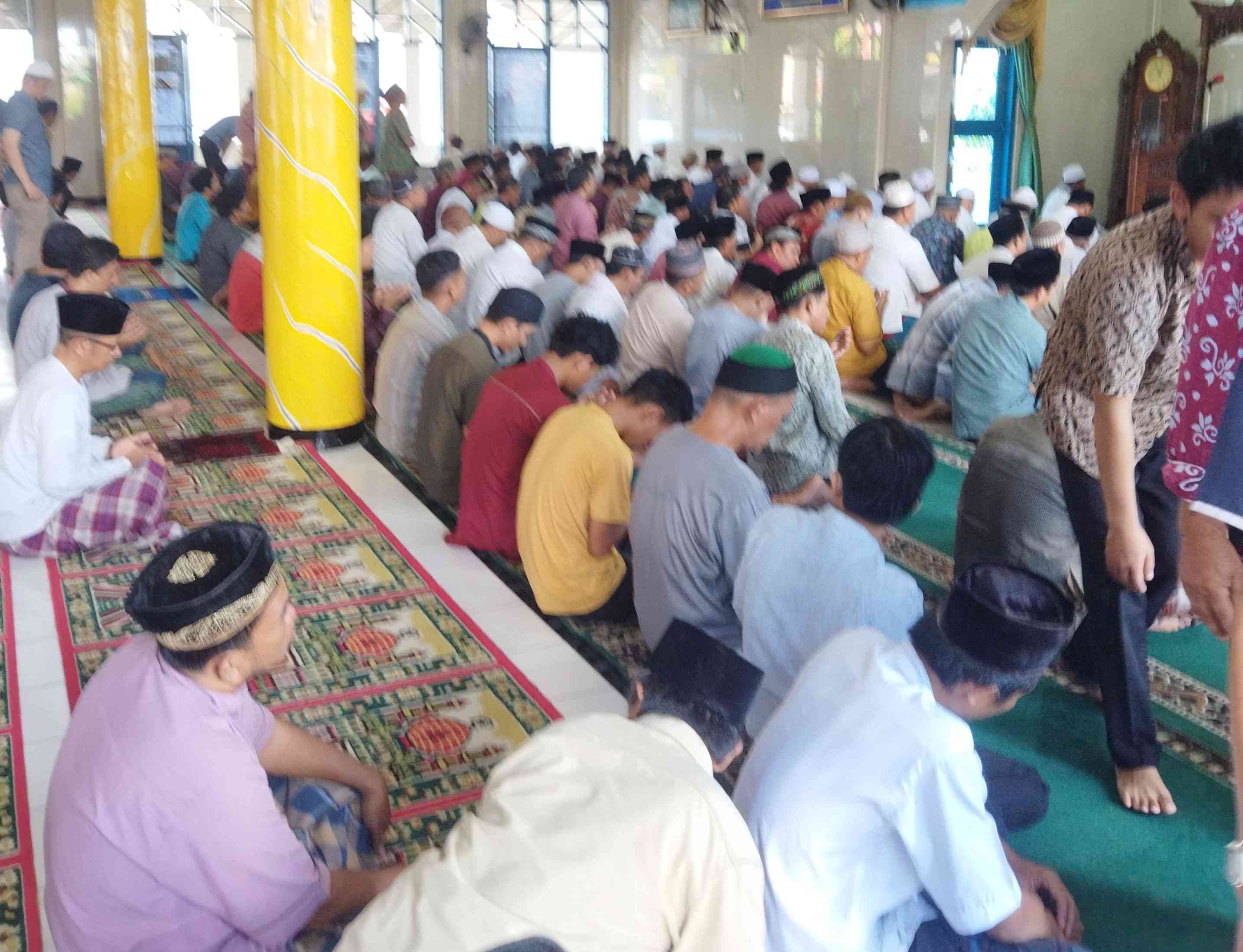 Foto Jemaah Jum'at di sebuah Masjid Kota Bengkulu. Sumber : Dokumen pribadi