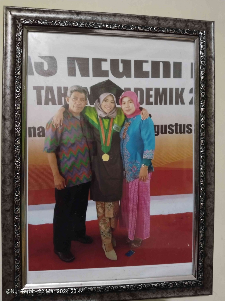 Bang Nur, Fifi dan ibunya Bunda Sitti Rabiah (foto dok Nur Terbit) 