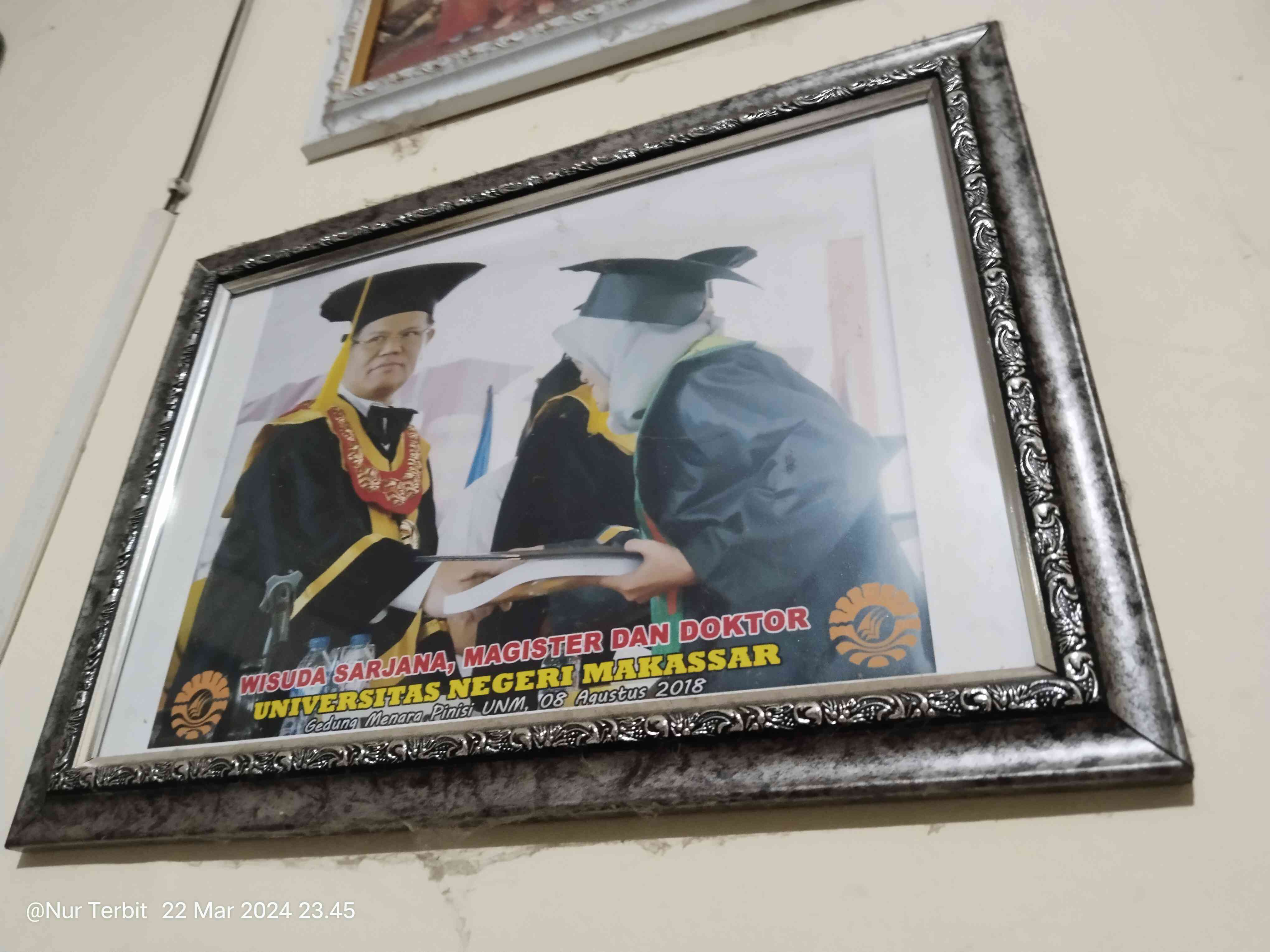 Saat Fifi diwisuda di UNM Makassar, 2018 (foto dok Nur Terbit