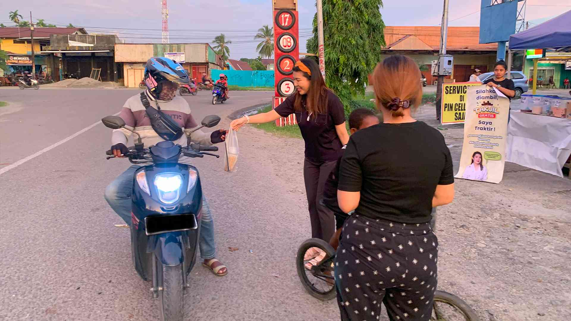 wendah surnyani membagikan langsung takjil le pengendara yang melintas