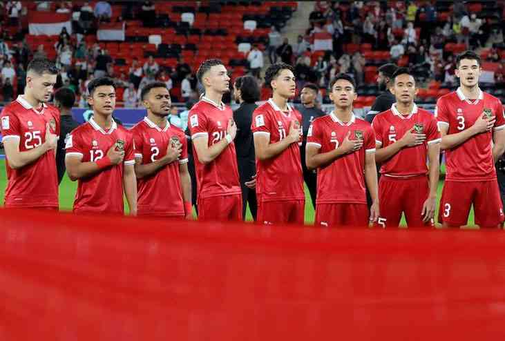 Para pemain Indonesia menyanyikan lagu kebangsaan Indonesia Raya sebelum pertandingan. Ini di Piala Asia di Qatar 2023. (Foto AFP/Karim Jaafar)
