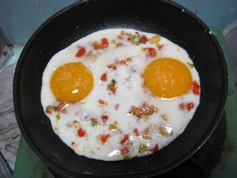 Kreasi masakan telur setengah matang (sumber foto: Dok. Pribadi Endah Kurnia Wirawati)