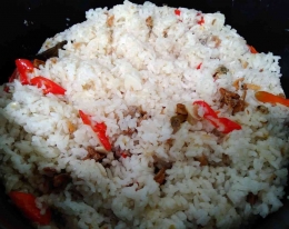 Nasi liwet rice cooker ala anak kos siap disajikan. (Dokumentasi pribadi)