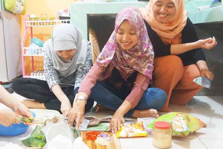 Anak kost masak-masak kreasi menu makanan berbuka puasa. (Foto: liandamarta.wordpress.com)