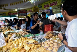 Pedagang makanan menggelar dagangan takjil di samping Pasar Bendungan Hilir, Jakarta, Rabu (8/5/2019) (KOMPAS.com/Garry Lotulung)