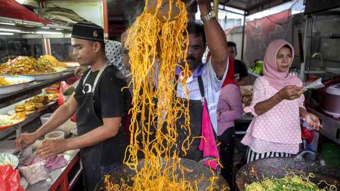 Penjual mie caluek aceh  sedang beraksi memasak sumber gambar serambinews-tribunews.com