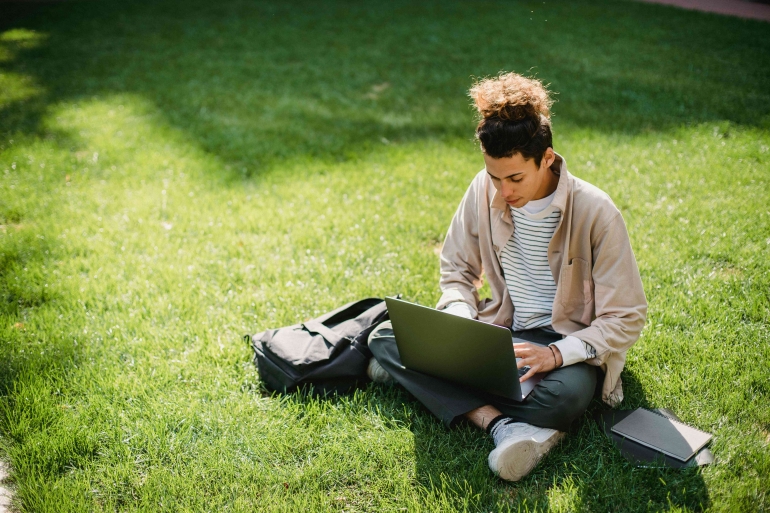Punya laptop dan wifi dan banyak waktu? Coba belajar gratis dari kampus top dunia. (Foto: Pexels.com)