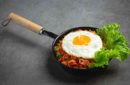 Ilustrasi resep olahan makanan dari telur untuk buka puasa ala anak kost (Foto: Freepik/jcomp)