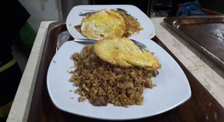 Sajian telor dadar dengan nasi goreng(sumber gambar:dokpri)