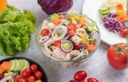 Salad sayur sumber gambar by freepik 
