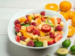 Salad buah sumber gambar by freepik 