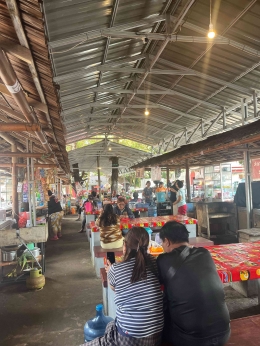 Suasana Pasar Beriman, Tomohon, 30 kilometer selatan Manado, menjelang buka puasa, Rabu, 20 Maret 2024.