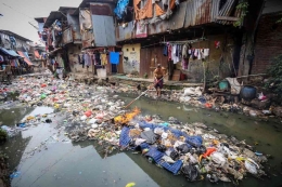 Sampah dan pemukiman di bantaran sungai di Tanah Abang, Jakarta Pusat (KOMPAS.com/GARRY ANDREW LOTULUNG)