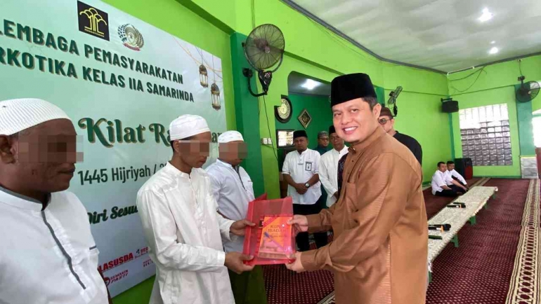 Penyerahan secara simbolis alat tulis dan buku pelajaran bagi santri WBP. dok Humas LPN Samarinda