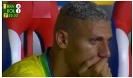 Richarlison kala tertangkap kamera menangis di bench pada laga Brasil vs Bolivia (9/9/23). Sumber: www.express.co.uk