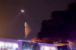 Kobaran api di Crocus City Hall di Moskwa akibat serangan teroris (AP PHOTO via kompas.id)
