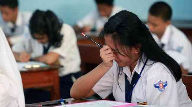 Ilustrasi siswa yang mengalami tekanan saat ujian sekolah sumber gambar batamnews. co.id