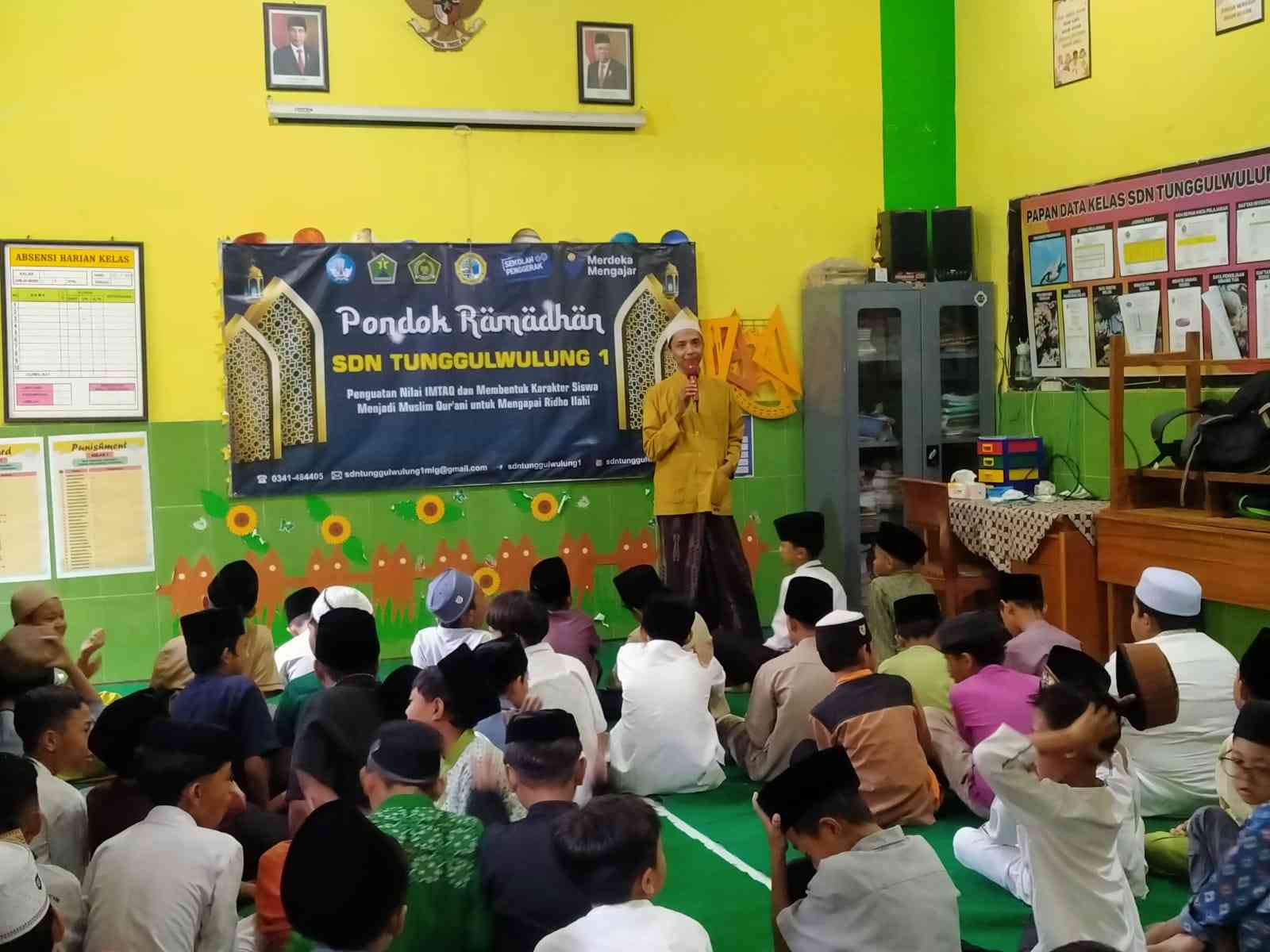 Pemberian materi oleh Ust. Musthofa Ahmad, S.Pd, dokumentasi pribadi 