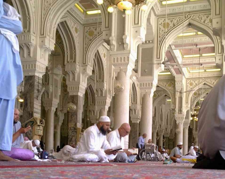 Orang yang sedang beribadah di Masjid (pixabay.com/chzaib)