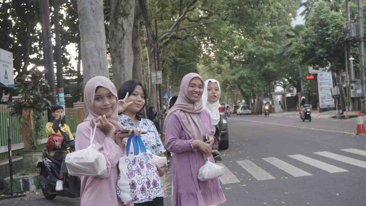 Membagi takjil di depan sekolah, dokumentasi Anggita 