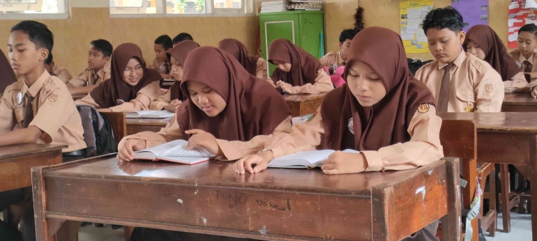 Ilustrasi 1: Siswa yang beragama Islam sedang melaksanakan tadarusan di ruang kelas. (Dokumentasi pribadi)