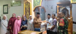 Walinagari Sunua Defrizal menyerahkan sumbangan TSR ke pengurus Masjid Raya Baitul Makmur. (foto dokpri)