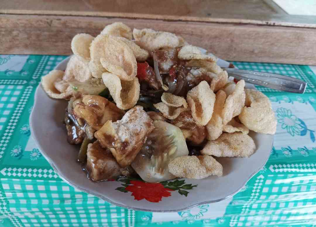 Berbuka dengan rujak petis. Implementasi hidup sederhana terencana, tapi tetap terasa nikmat (Dokumentasi Pribadi)