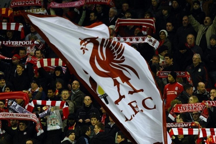 Pendukung Liverpool memegang syal dan bendera menjelang laga mereka melawan FC Utrecht di Anfield di Liverpool, Inggris pada 15 Desember 2010. (PAUL ELLIS via Kompas.com)