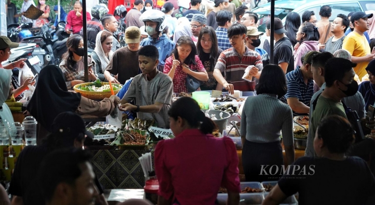 Suasana pasar kaget takjil di kawasan Bendungan Hilir, Jakarta, Selasa (12/3/2024). (KOMPAS/RONY ARIYANTO NUGROHO)