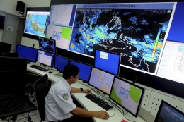 Aktivitas Bidang Informasi Meteorologi Publik BMKG terkait kondisi cuaca (KOMPAS/JOHANES GALUH BIMANTARA)