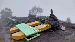 Puncak Trianggulasi Gunung Merbabu di ketinggian 3.142 mdpl (Dokumentasi Pribadi)