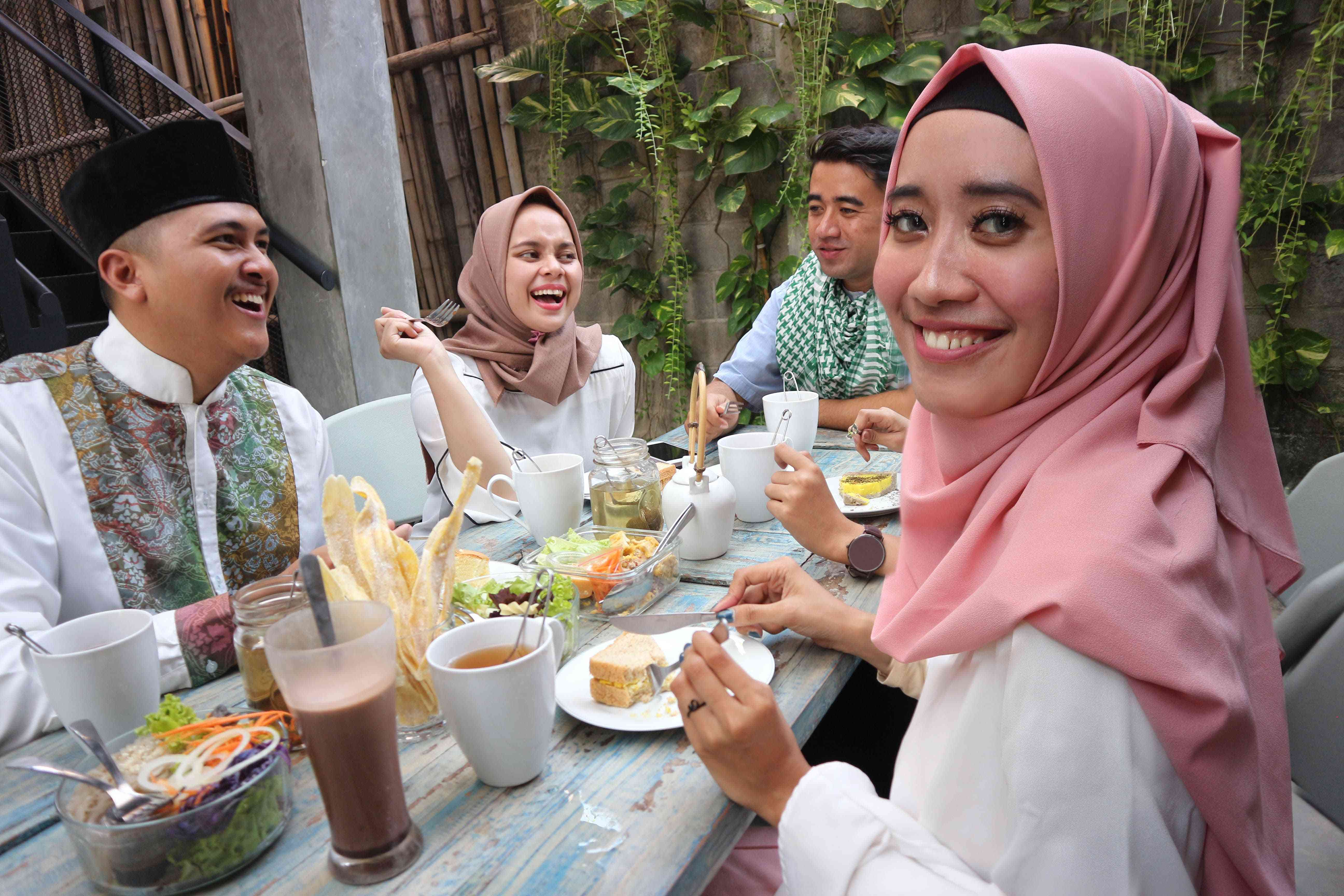 Ilustrasi Bukber dengan Alumni Sekolah (Foto: happyfresh.id)