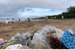 Sampah Laut setiap tahun terdampar di Bali dibawa gelombang ombak dan angin. (Foto Instagram: Lembaga Pemberdayaan Masyarakat (LPM) Legian via Kompas.com)