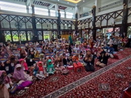 Interaksi Tim promosi dan penerimaan mahasiswa baru Universitas Al-Azhar Indonesia dengan anak-anak sebelum berbuka puasa (Foto: Dokumen UAI)