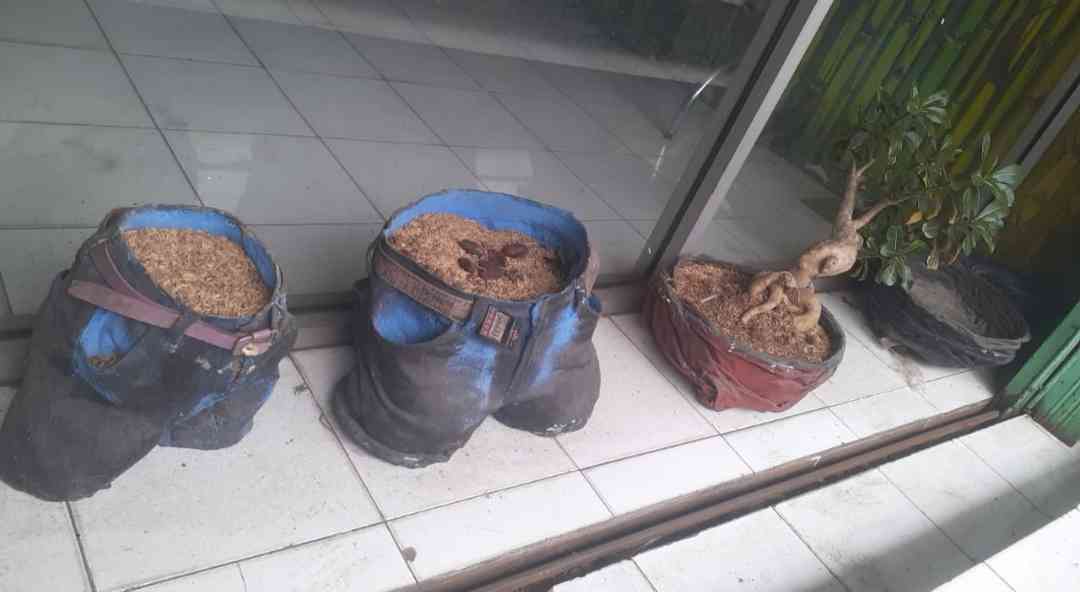 Kerajinan karya Bakri Rivai berupa pot bunga dari celan jins bekas dan kaos oblong bekas (Foto: Dokumentasi Pribadi)