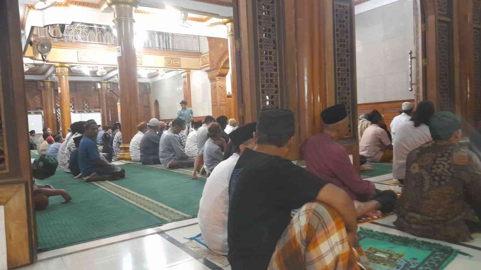 tarawih di masjid Alqodir WAGE tAMAN sIDOARJO Input sumber gambar gURUH sugeng mulyono