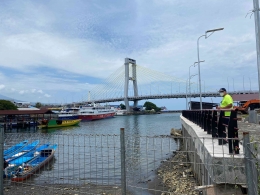 Jembatan Soekarno di muara Sungai Manado yang cukup terkenal sebagai salah satu obyek wisata (dokpri)
