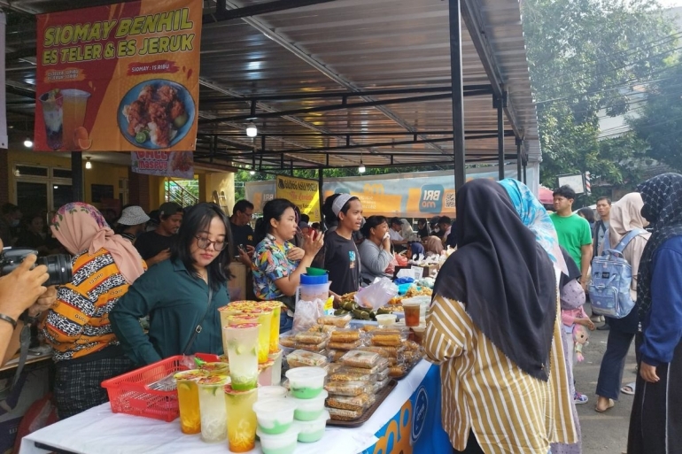Suasana Pasar Takjil Bendungan Hilir, Tanah Abang, Jakarta Pusat, Selasa (12/3/2023) (KOMPAS.com/XENA OLIVIA)