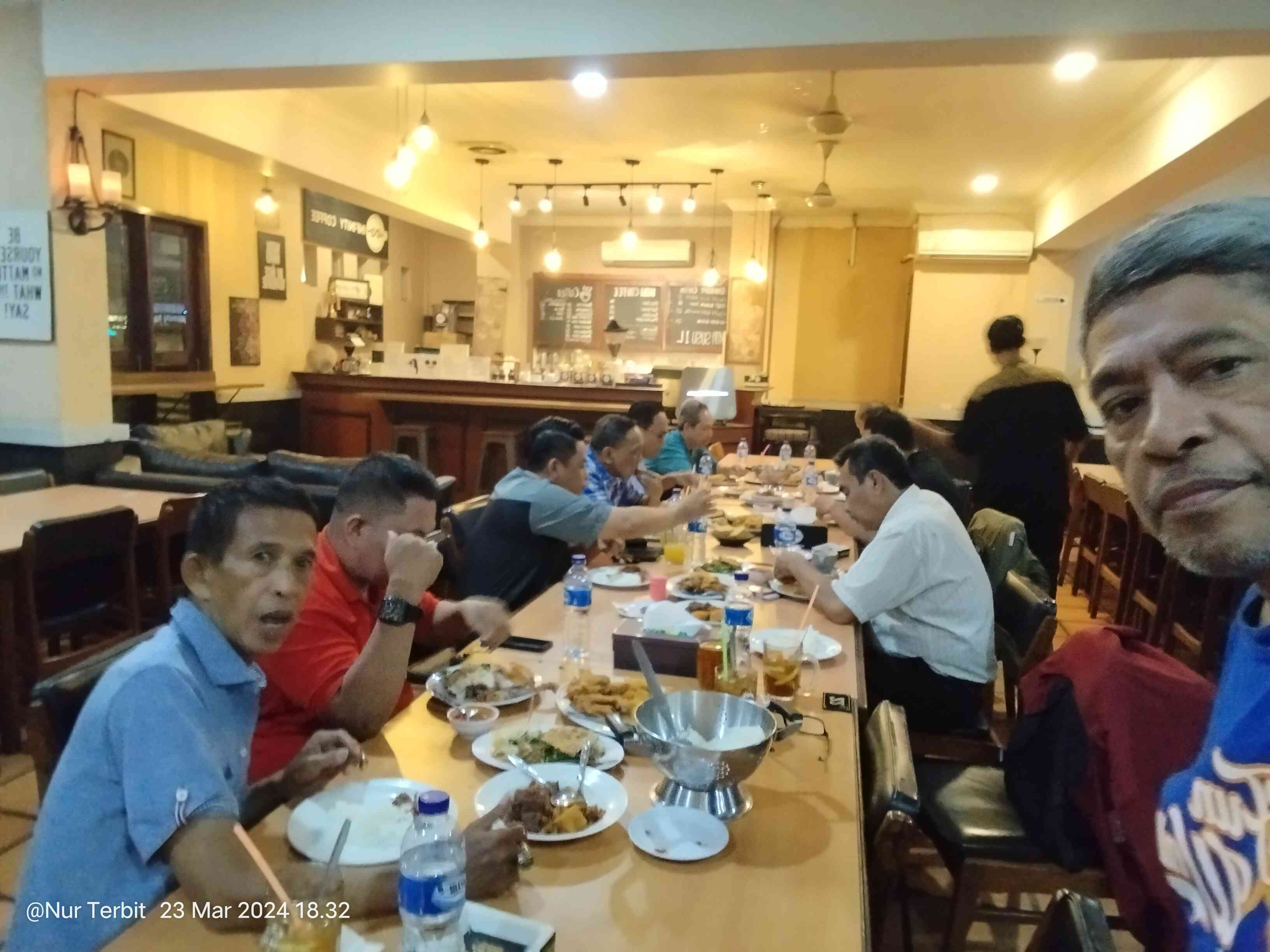 Buka puasa bersama dengan komunitas perantau di salah satu RM di Kota Bekasi (foto dok Nur Terbit) 