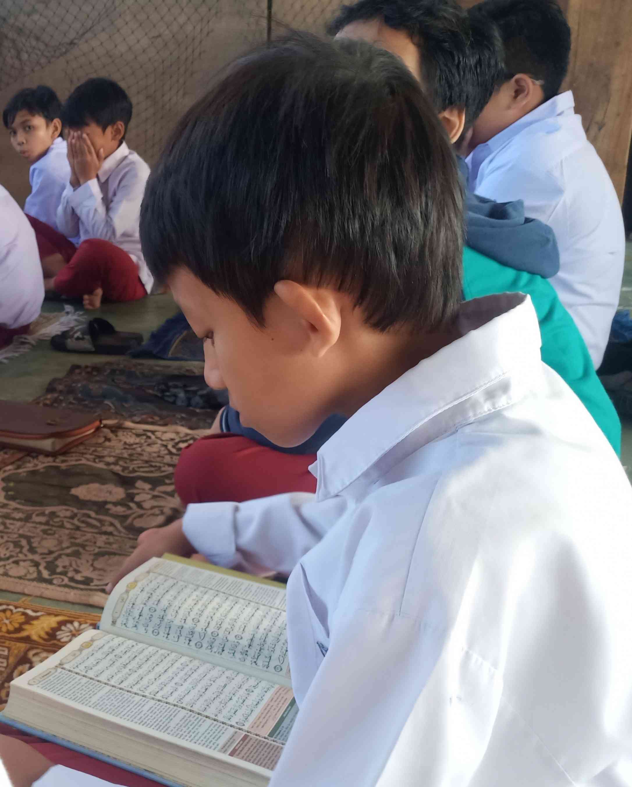 Ilustrasi Seorang Anak sedang Mengaji Al-Qur'an (Foto: Dok. Pribadi)
