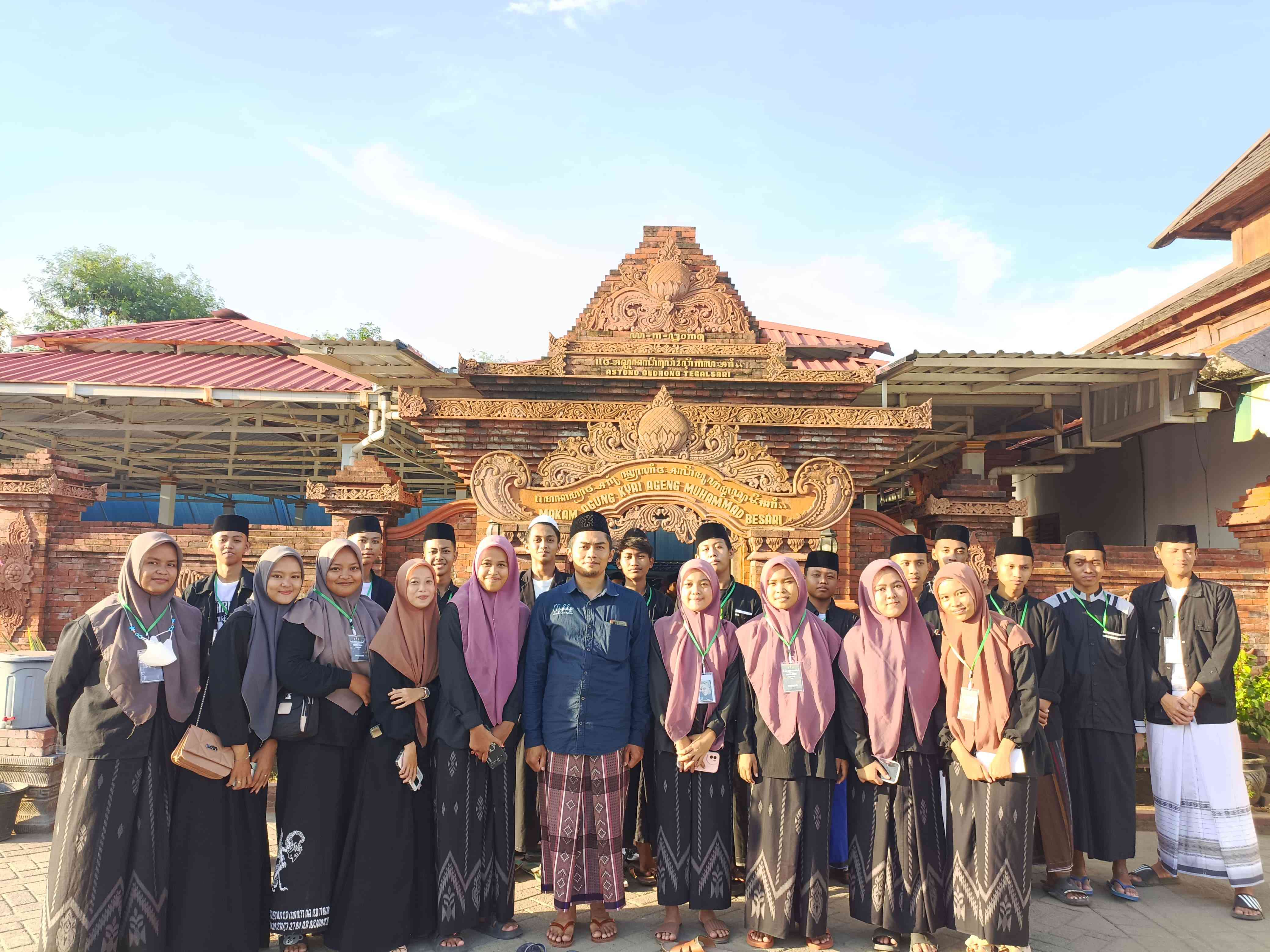 (pengurus OSIS bersama Kepala SMK Sunan Kalijaga Sampung Ponorogo/dokpri)