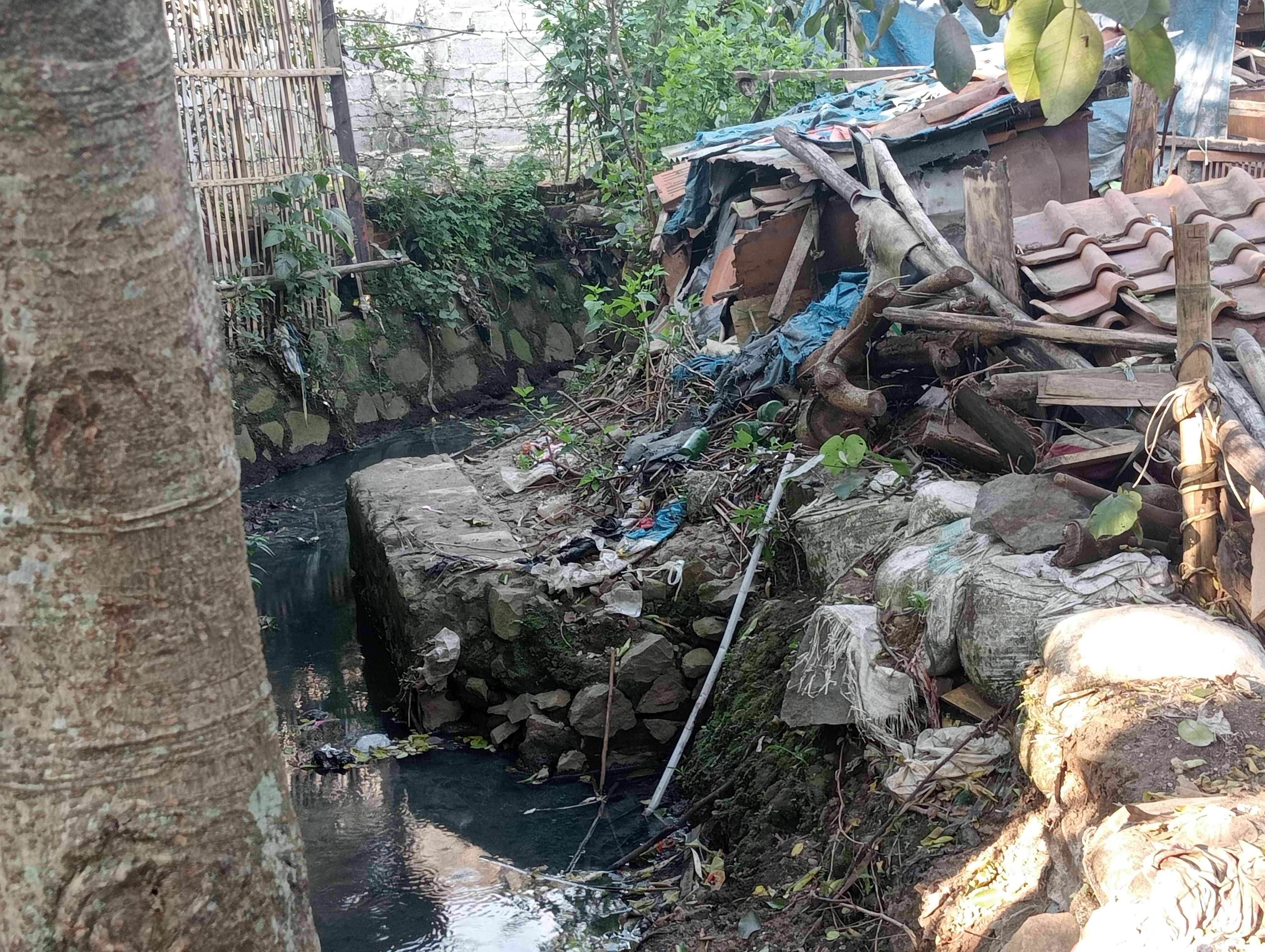 Bekas pondasi jembatan kecil yang mengarah menuju Ciparay ( foto : saepul permana )