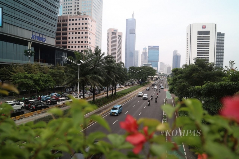 Gedung-gedung pencakar langit menyesaki sepanjang Jalan Jenderal Sudirman, Jakarta, Kamis (14/3/2024). (KOMPAS/HENDRA A SETYAWAN)