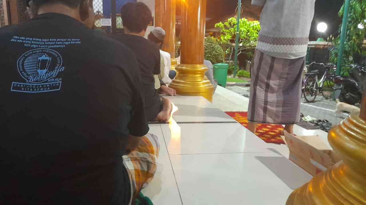 Tarawih di masjid Alqodir wage | Sumber gambar Guruh sugeng mulyono