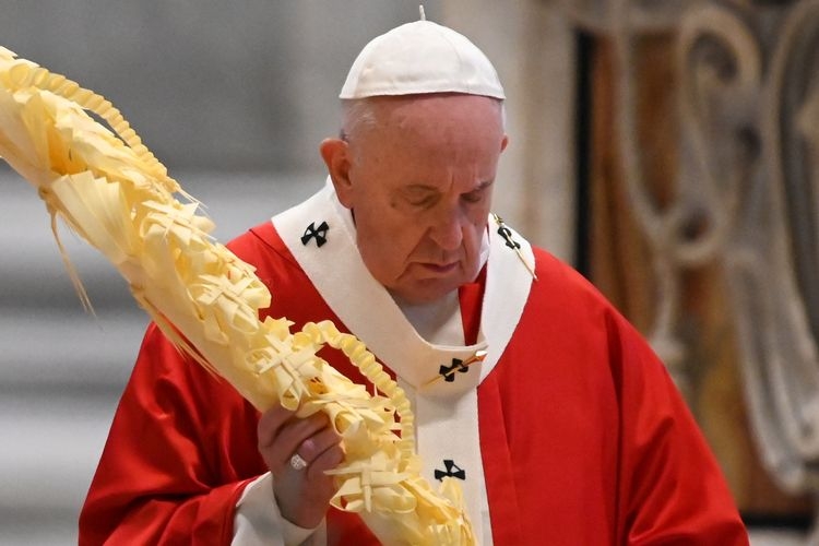 Paus Fransiskus, Pemimpin Agama Katolik yang merayakan Minggu Palma. (Foto: Alberto Pizzoli/Pool via Reuters via Kompas.com)