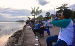 Ilustrasi warga berkumpul di sekitar Teluk Kendari (Dokumentasi Pribadi)