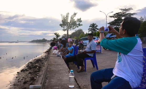 Ilustrasi warga berkumpul di sekitar Teluk Kendari (Dokumentasi Pribadi)